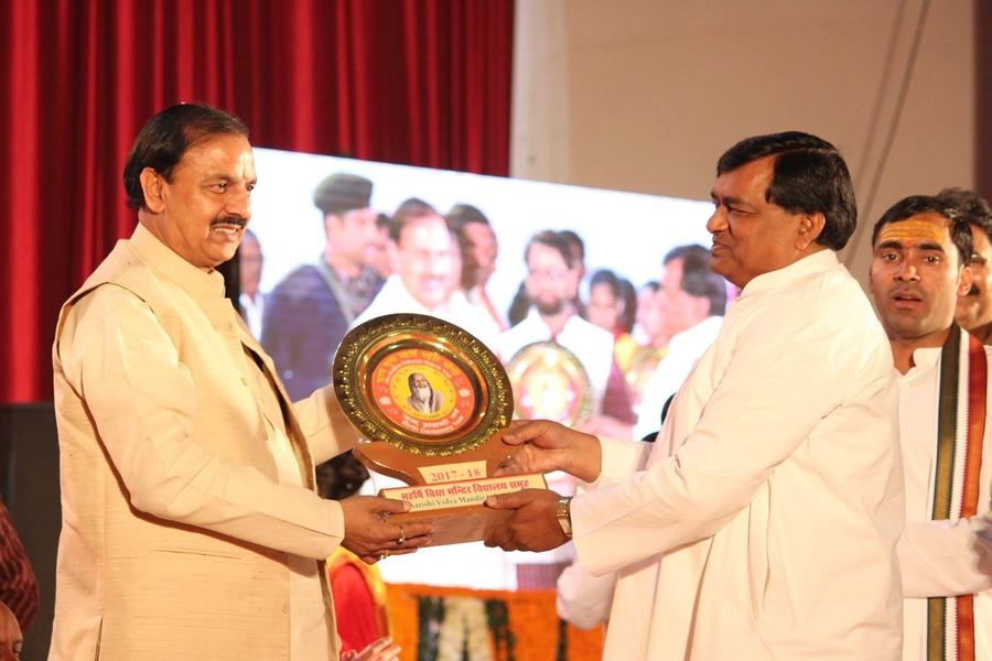 Shri Ajay Prakash Shrivastava presenting memento to Dr. Mahesh Sharma, State Minister (Independent Charge) of Culture and Tourism, Government of India.